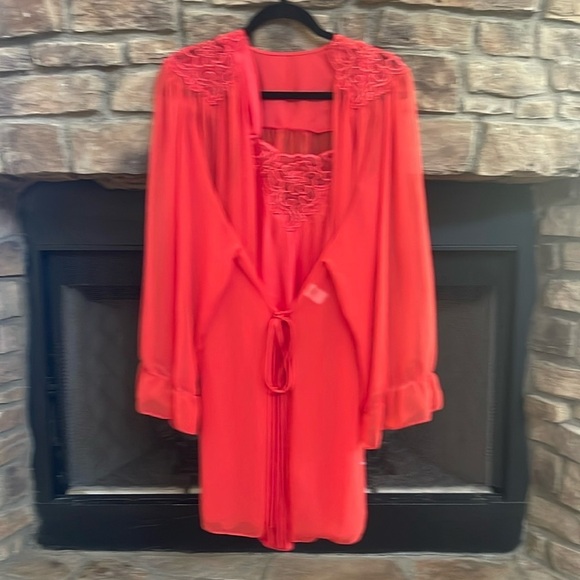 NWOT 2 piece Indulgence red nightgown with matching robe. Size medium. - Picture 2 of 13